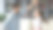 年轻的父亲和兴奋的小女儿在家里跳舞图片下载