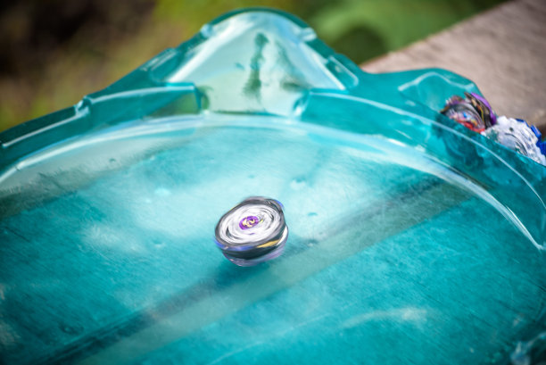 儿童娱乐游戏。现代陀螺，由舞台上的触发器触发图片下载