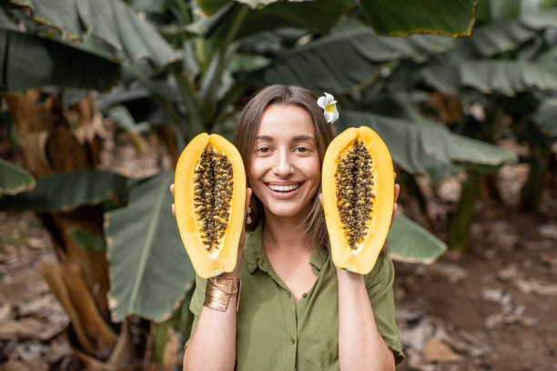 一个拿着木瓜的女人的肖像图片下载