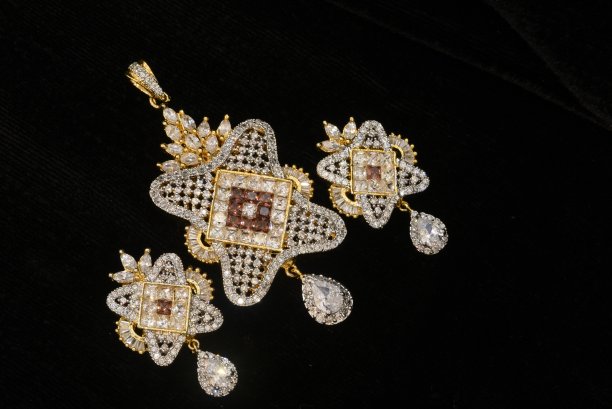 花哨的设计师吊坠和耳环设置为女性时尚图片下载