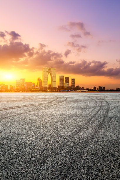 夕阳下的苏州城市天际线和赛道道路景观。图片下载
