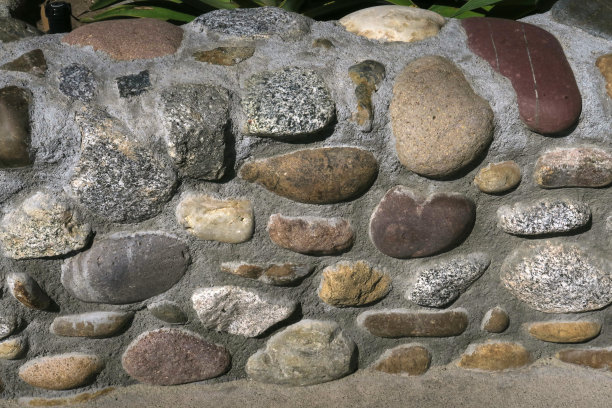 沿着拉古纳海滩散步的手工石墙图片下载