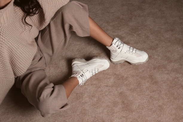 小女孩穿的白鞋图片下载