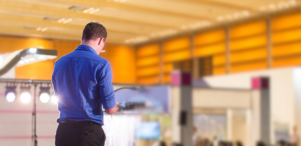 会议照片：观众与演讲者发表演讲图片下载