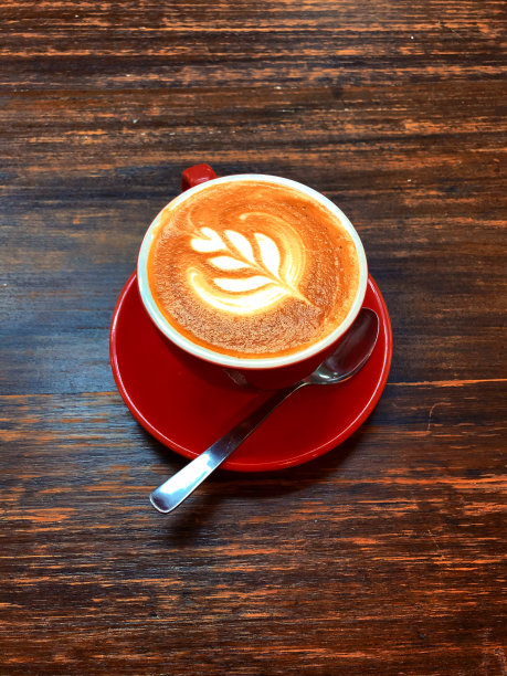 拿铁红杯木质表面图片下载