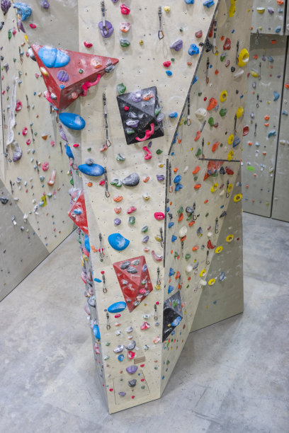 空的室内攀岩馆的墙图片下载