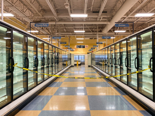 空的杂货店冷冻室通道，用警戒线堵住入口图片下载