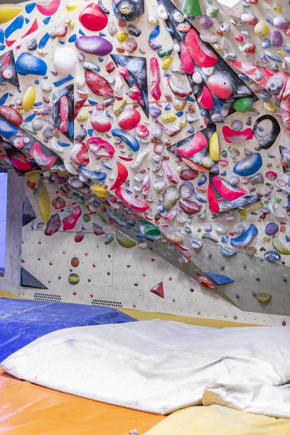 空的室内攀岩馆的墙图片下载