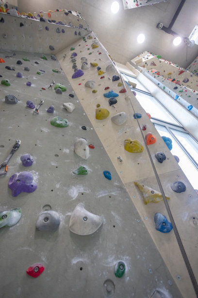 空的室内攀岩馆的墙图片下载