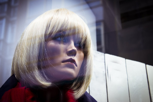 一个普通女性人体模型的肖像。严肃的表情图片下载