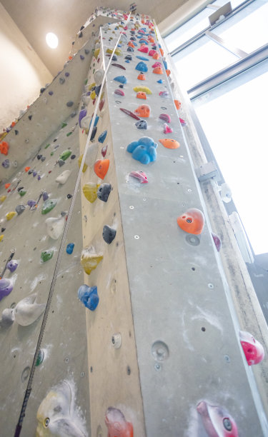 空的室内攀岩馆的墙图片下载