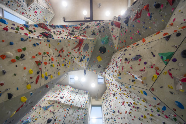 空的室内攀岩馆的墙图片下载