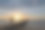 一对年轻夫妇在夕阳下享受浪漫时刻的模糊场景图片下载