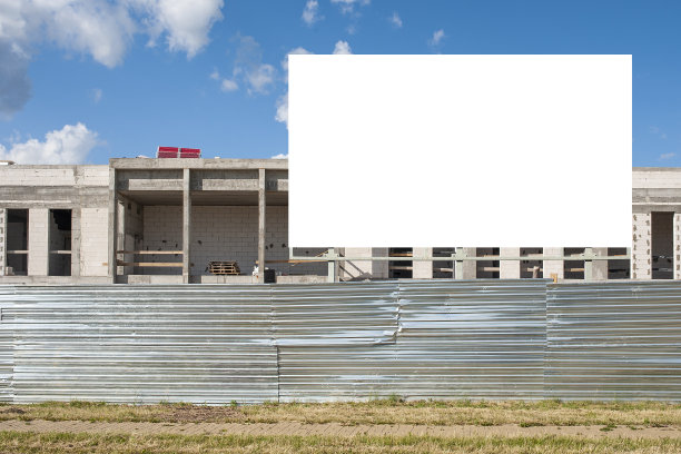 现代在建建筑前的空白白色广告牌。图片下载