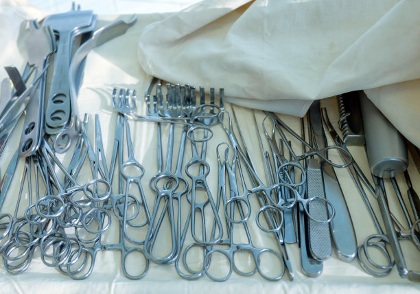 手术中使用的一套手术器械。图片下载