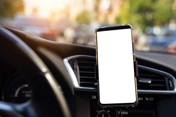 现代智能手机设备小装置安装在汽车仪表盘的手机支架上。模拟白屏隔离模板。文本拷贝空间。车内座舱视图。交通堵塞信息应用程序图片下载
