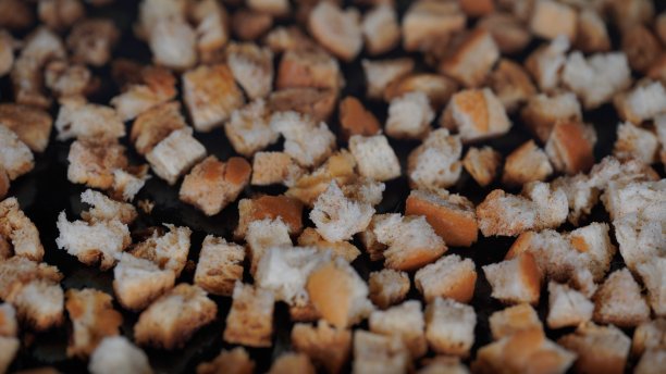 用自制白面包制作的饼干或干面包在烤箱里烘烤，特写镜头。烹饪油炸面包丁。干黑麦面包片的质地图片下载