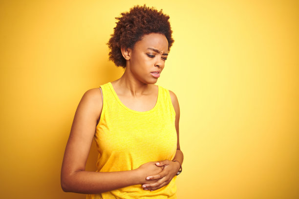 非洲裔美国妇女因消化不良引起胃痛图片下载