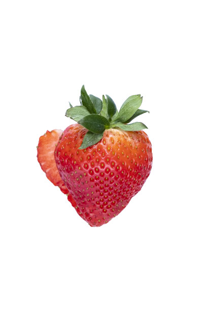 熟透的大草莓切成薄片，背景白色。图片下载