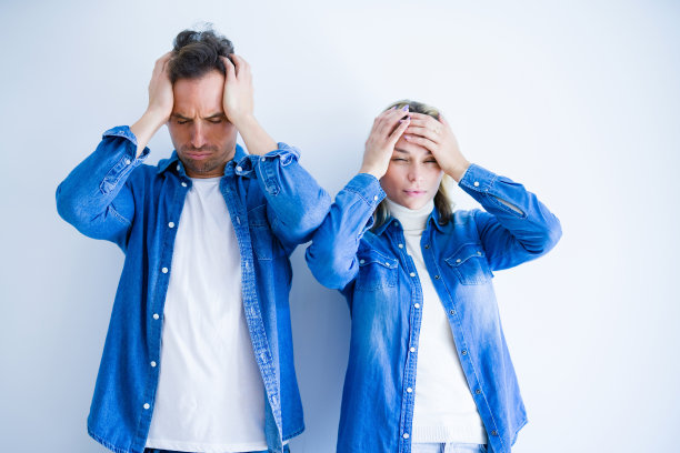 年轻情侣头痛欲裂图片下载