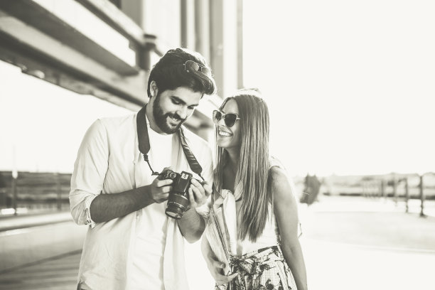 这个长着胡子的帅哥拍了一张非常漂亮的照片给他的女朋友看。他们在旅行，他们开心地笑着。图片下载