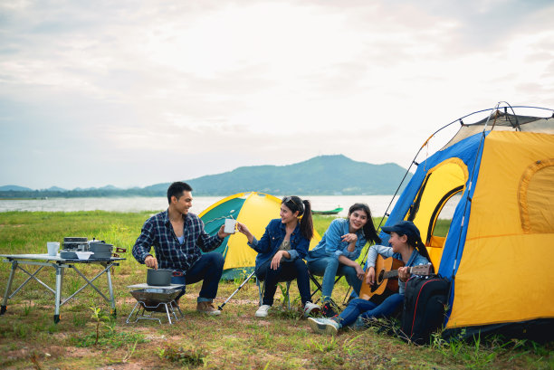 在泰国国家公园旅行和露营：休闲和户外活动，森林中的旅游帐篷图片下载