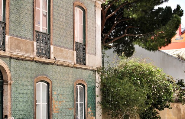 里斯本古老而多彩的门面图片下载