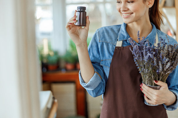高兴的女植物学家摆姿势拍照图片下载