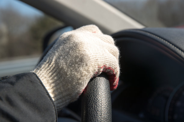 戴着手套的司机的双手图片下载