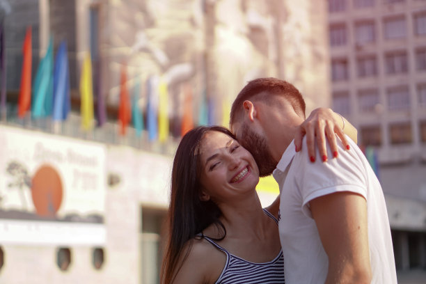一对美丽的男人和女人在混凝土城市房屋的背景。一个女孩和一个男孩的浪漫主题。春天，夏天照片关系，爱情，情人节图片下载