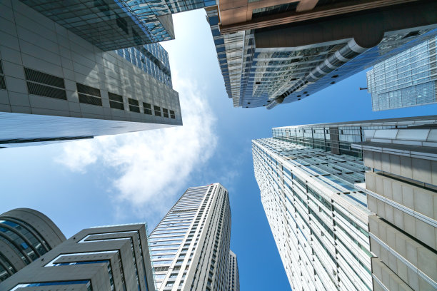 现代城市建筑，中国青岛的摩天大楼图片下载