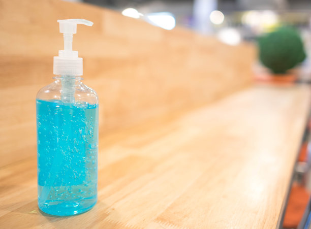 最近许多国家认识到冠状病毒或Covid-19的疾病，酒精凝胶在日常生活中也很重要。图片下载