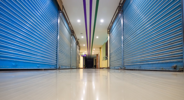 展示封锁期间关闭商店的购物中心小巷图片下载