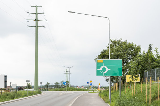 夏季的一天，环形路口附近的空白路牌图片下载
