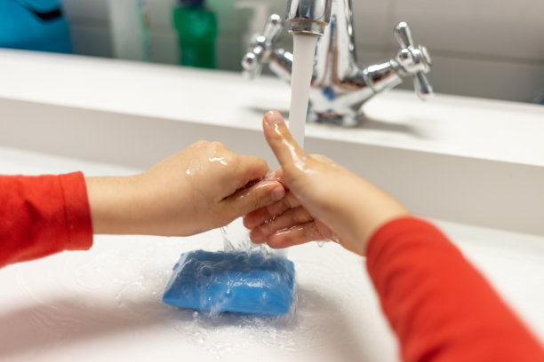 男孩在浴室洗手图片下载