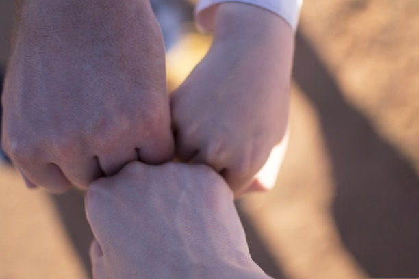 一个家庭团队的手。图片下载