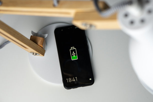 智能手机无线充电灯，木制灯，现代科技图片下载