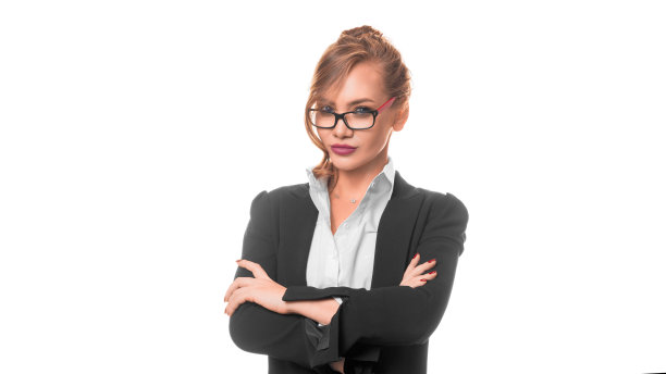 戴眼镜的自信美丽女商人，在白色演播室背景中看向镜头图片下载