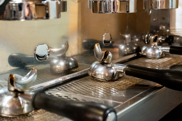 一个咖啡店的工业咖啡机的细节图片下载