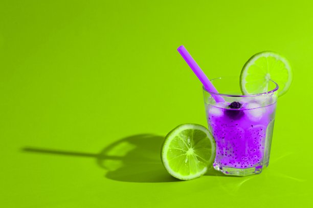 绿色和粉红色。未来的鸡尾酒。图片下载