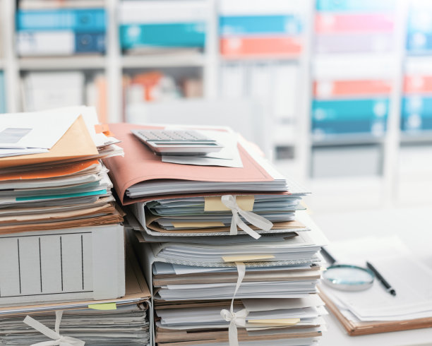 办公室里堆积如山的文件图片下载