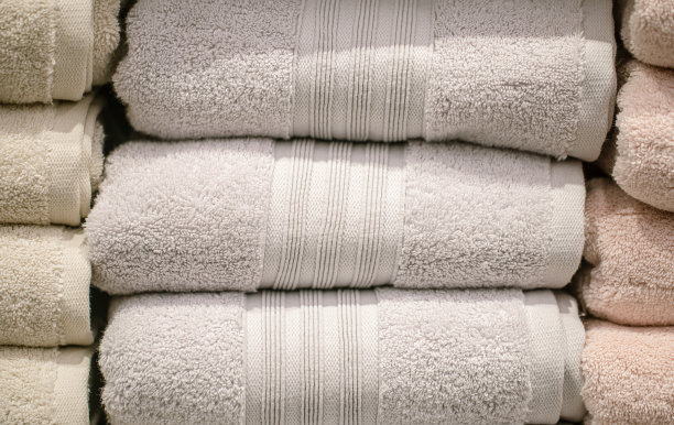 家用纺织品漂亮的毛巾堆叠。图片下载