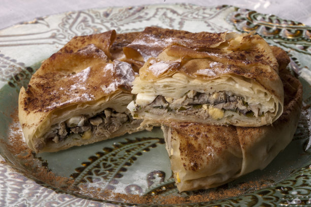 摩洛哥面饼切片，放在复古图案的盘子上。Bastilla是摩洛哥著名的鸡肉派。水平的特写。图片下载