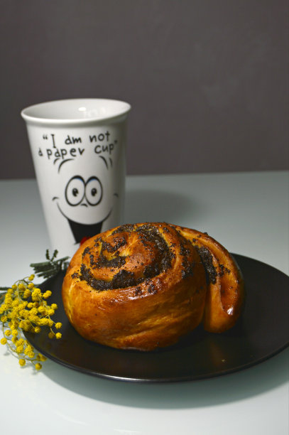 热茶，面包和一束含羞草图片下载