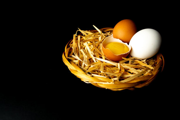 两个鸡蛋，一个在柳条盘上摔碎了图片下载