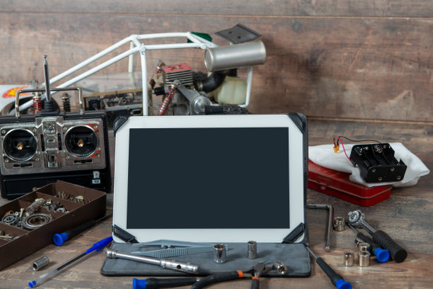 平板电脑与rc无线电控制汽车和工具图片下载