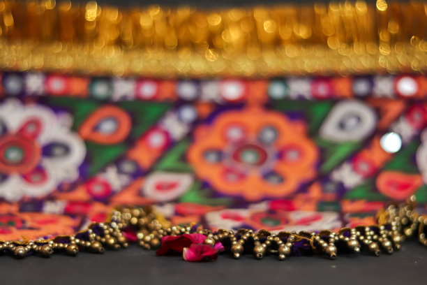 ． 取自一件印度古董刺绣。“n”n，特写片段的多色花卉刺绣上多彩的背景图片下载