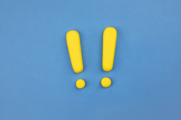 蓝色背景上两个生动的感叹号。保持注意概念、重要性背景、警示。图片下载