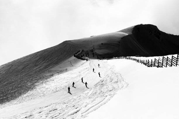 滑雪胜地高加索山脉自然和运动黑白图片下载