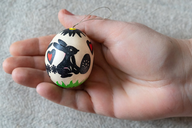 复活节彩蛋在你的手掌上图片下载